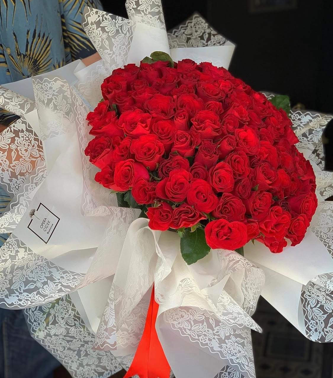 Die Pracht der Liebe – 101 rote Rosen