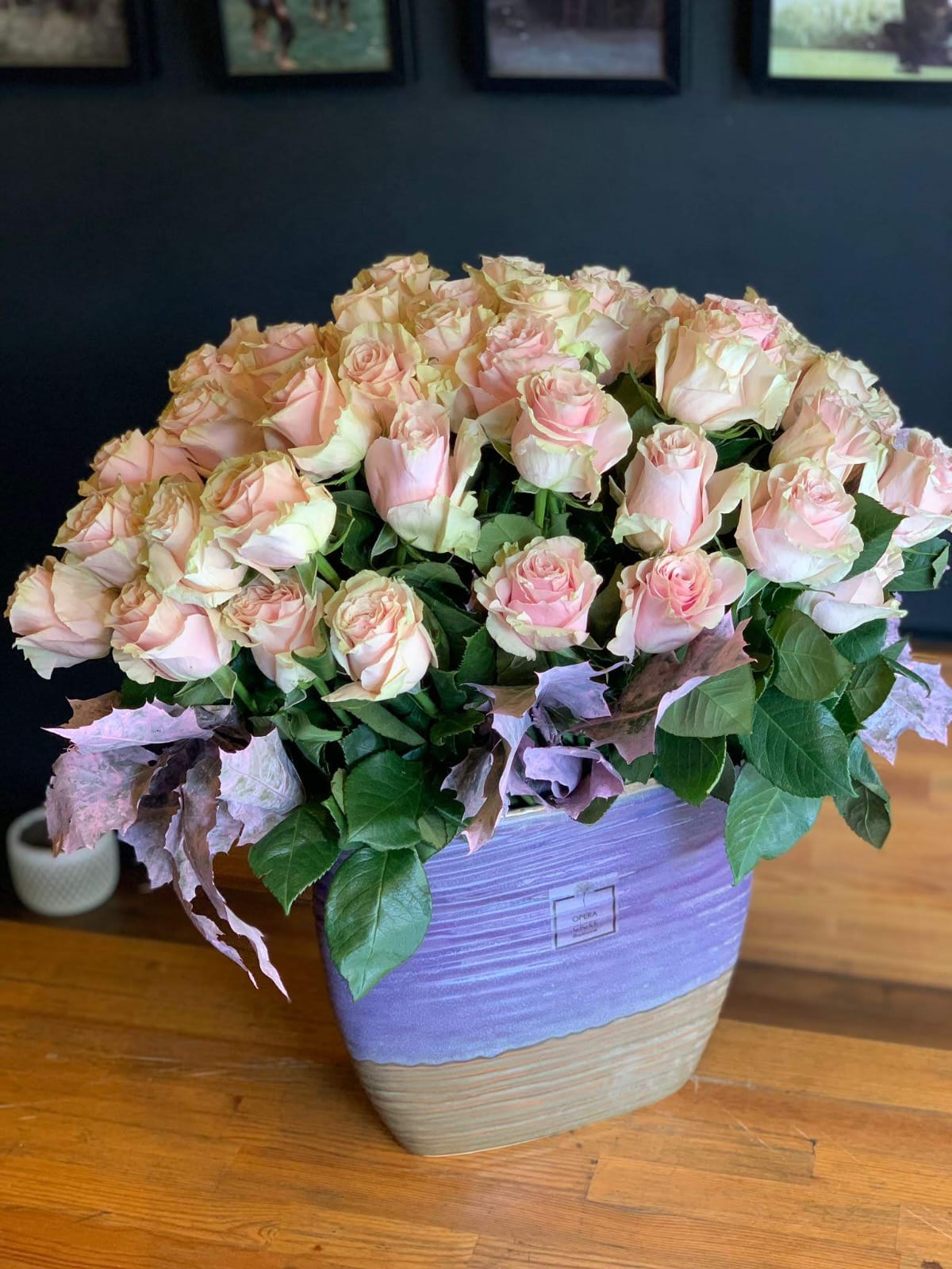 Elegant Garden – Rosenarrangement im Keramiktopf