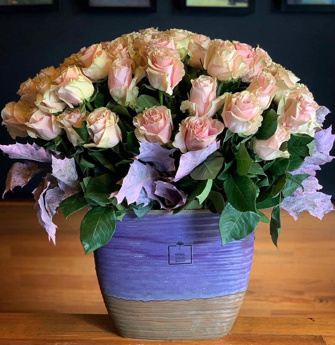 Elegant Garden – Rosenarrangement im Keramiktopf