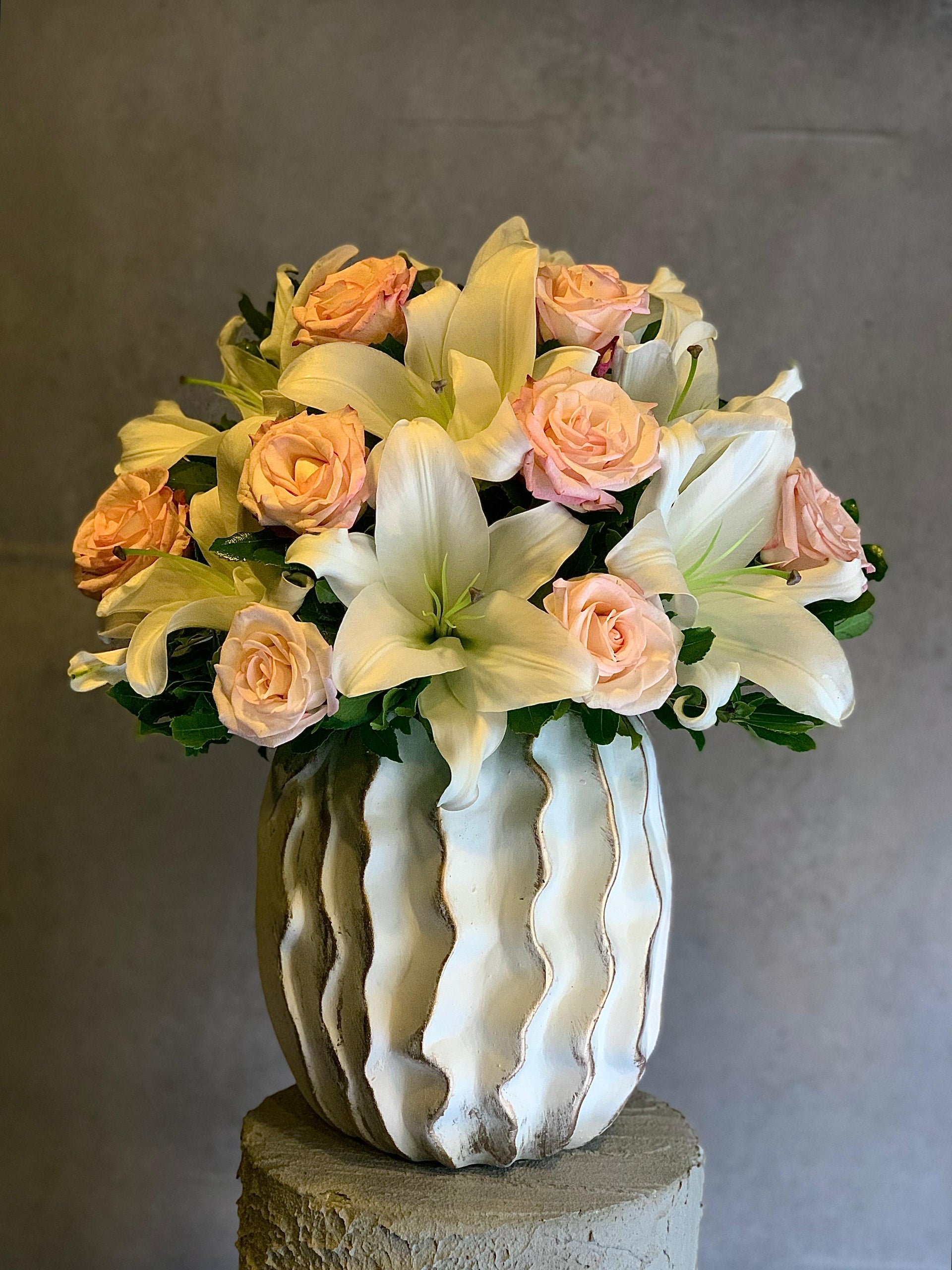 Büyük boy Beyaz Lilyum ve Pembe Gül Aranjmanı