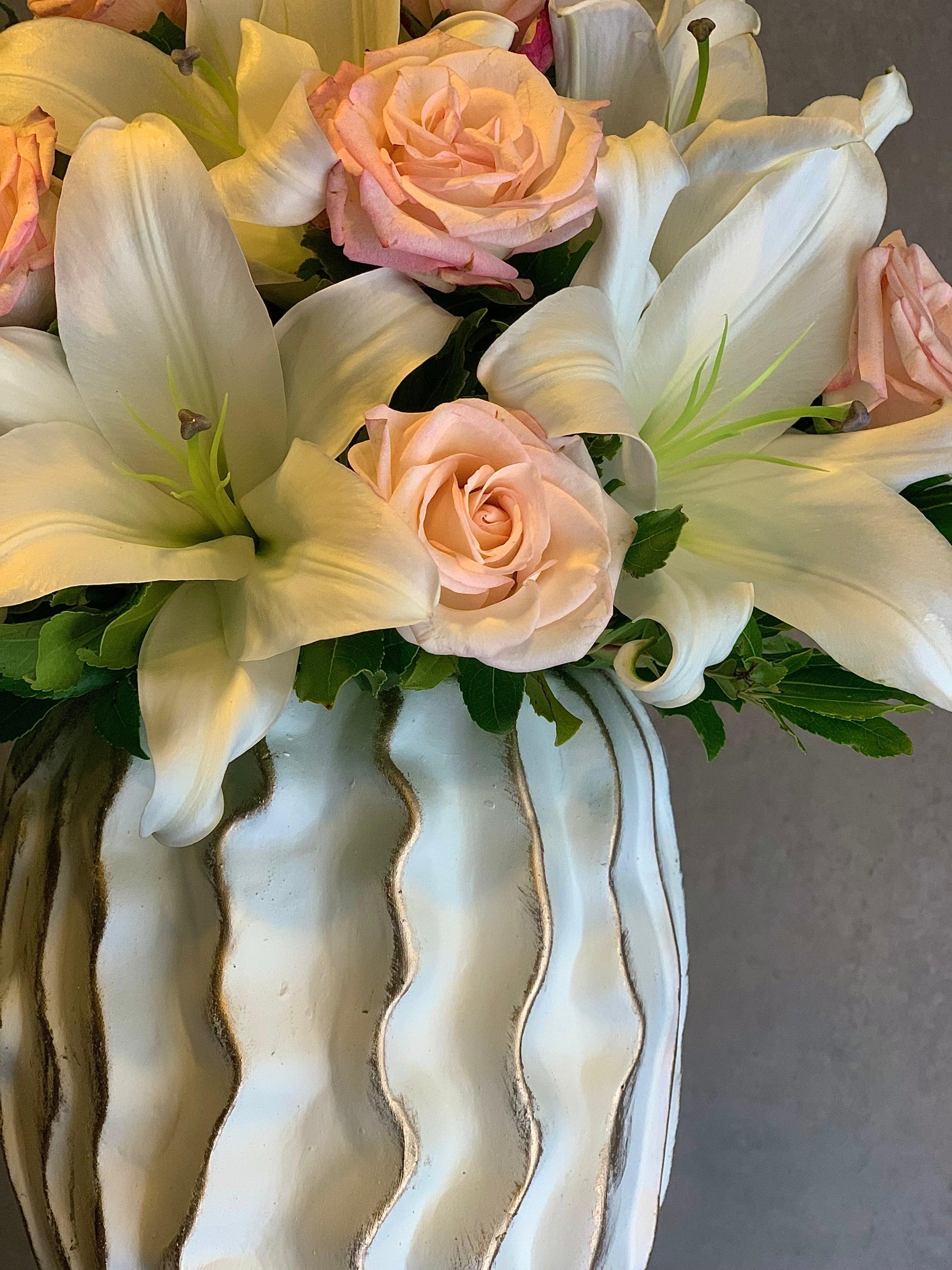 Büyük boy Beyaz Lilyum ve Pembe Gül Aranjmanı