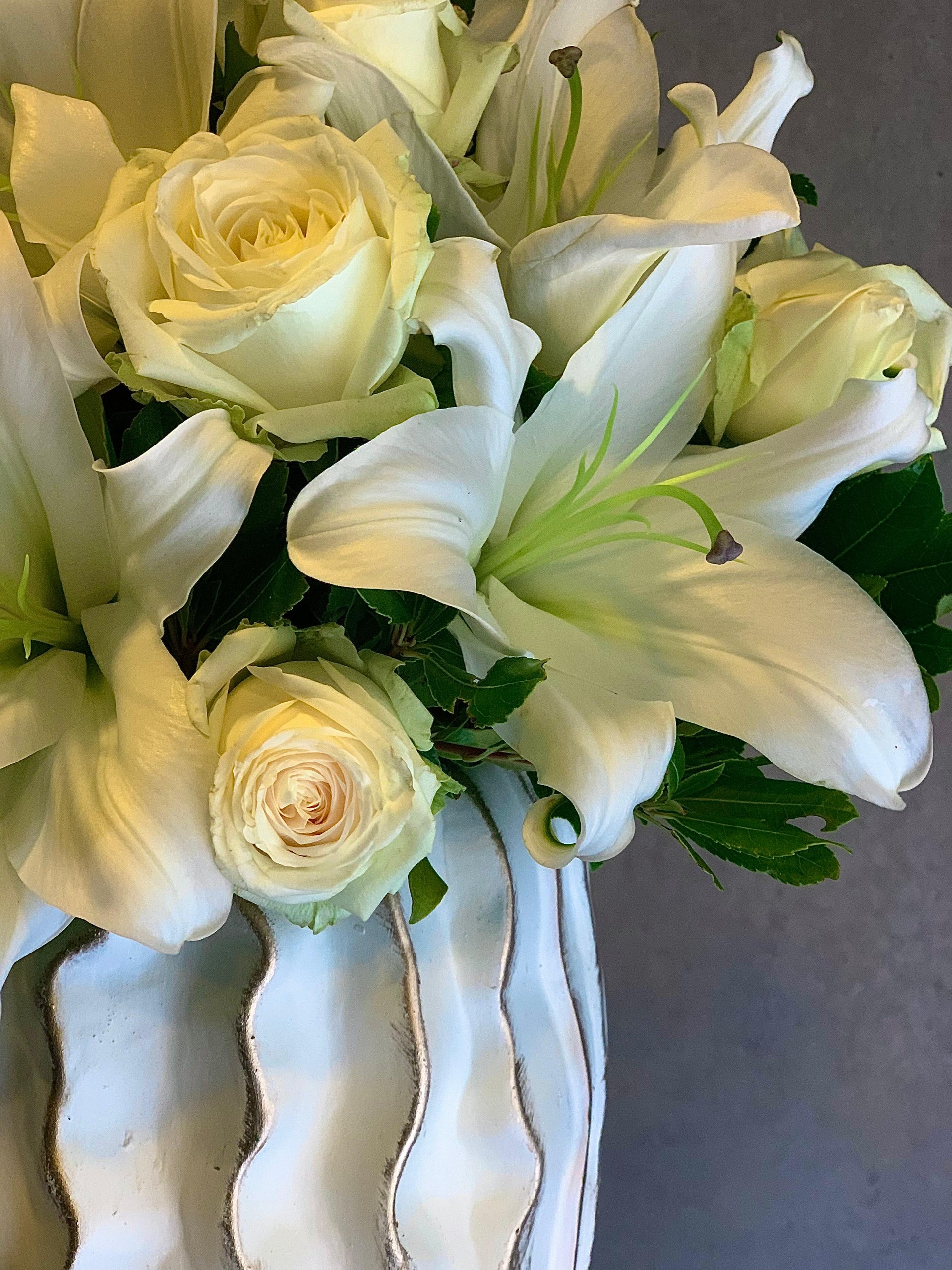 Büyük boy Beyaz Lilyum ve Beyaz Gül Aranjmanı