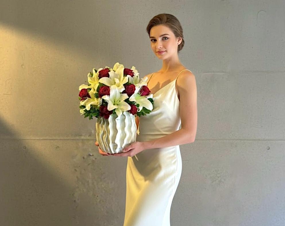 Büyük boy Beyaz Lilyum ve Kırmızı Gül Aranjmanı