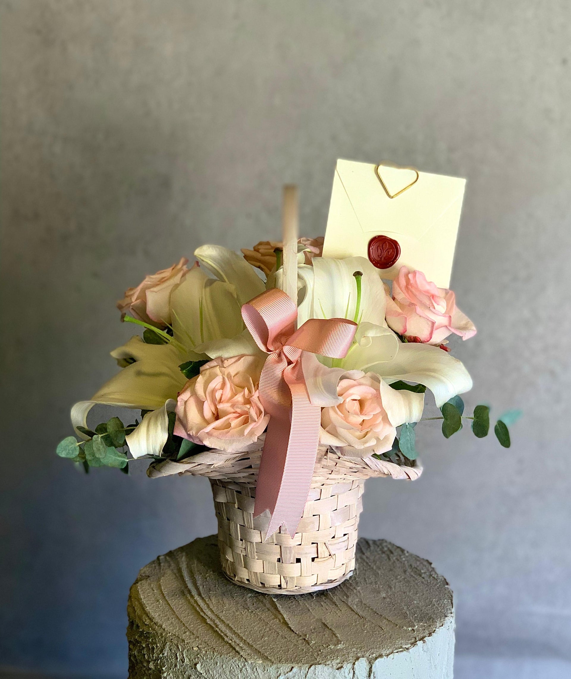 Sepette Kokulu  Lilyum ve  Pembe Gül