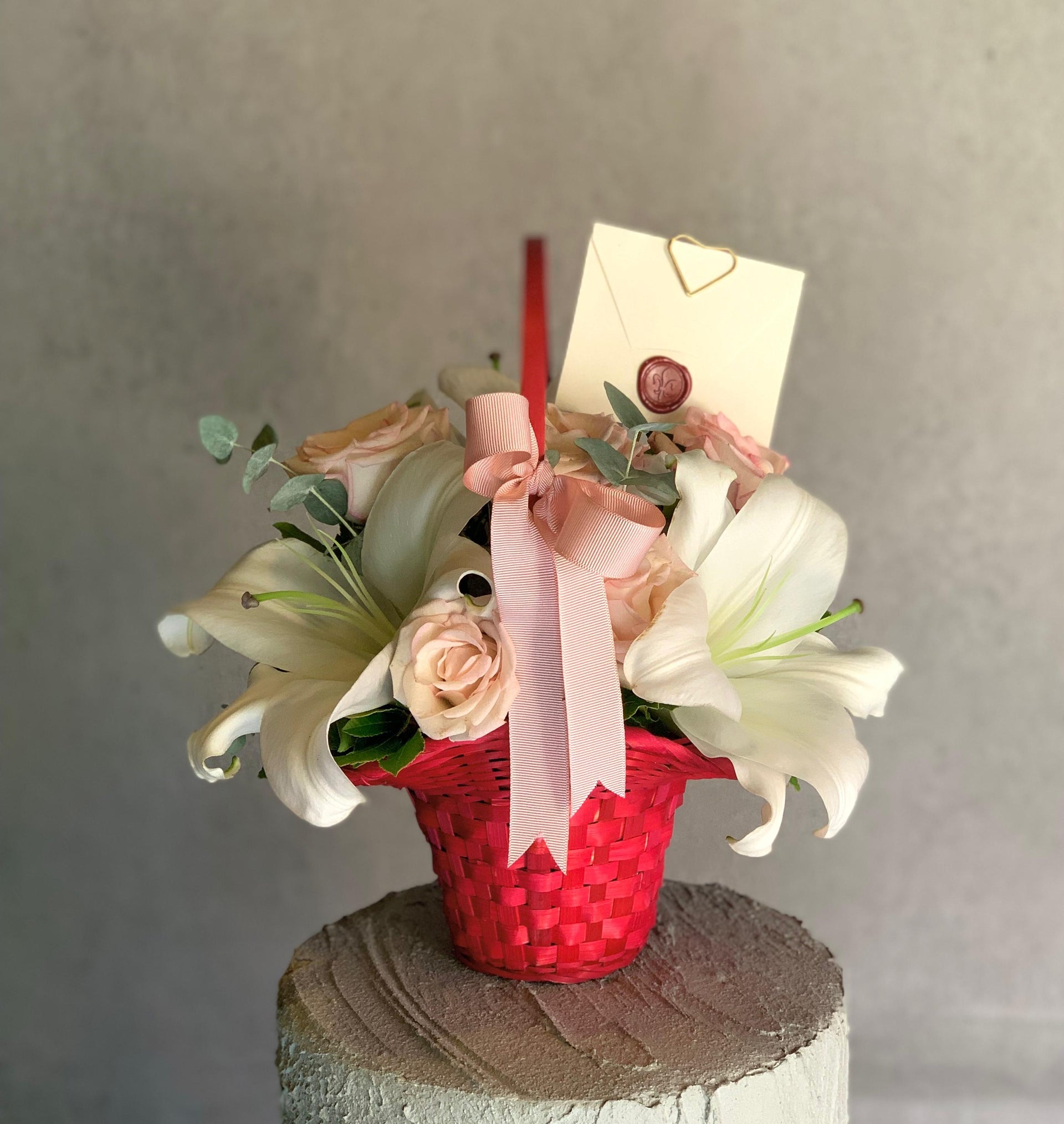 Sepette Kokulu  Lilyum ve  Pembe Gül