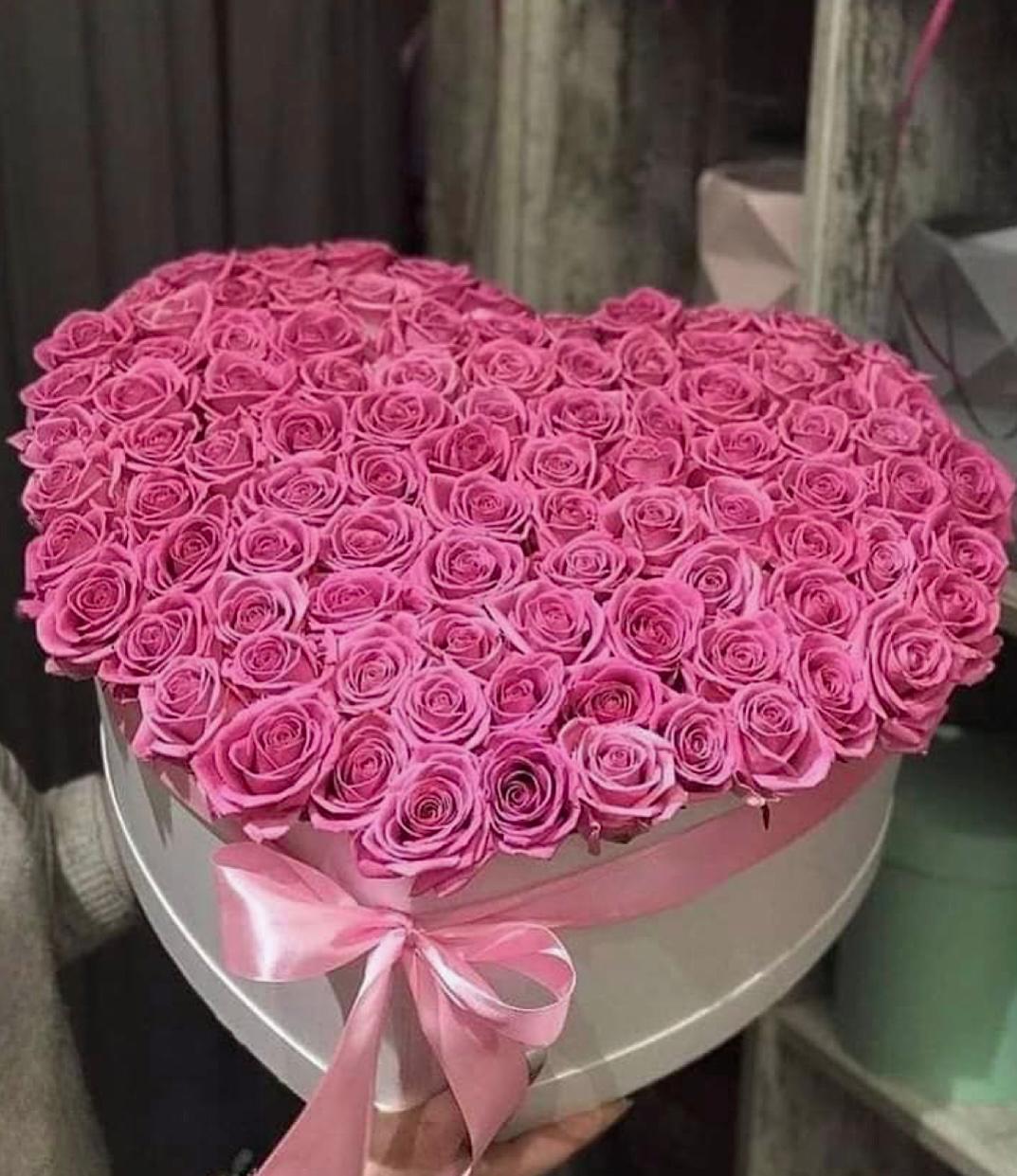 Pembe Sevgi Dokunuşu: Kalp Kutuda Pembe Güller