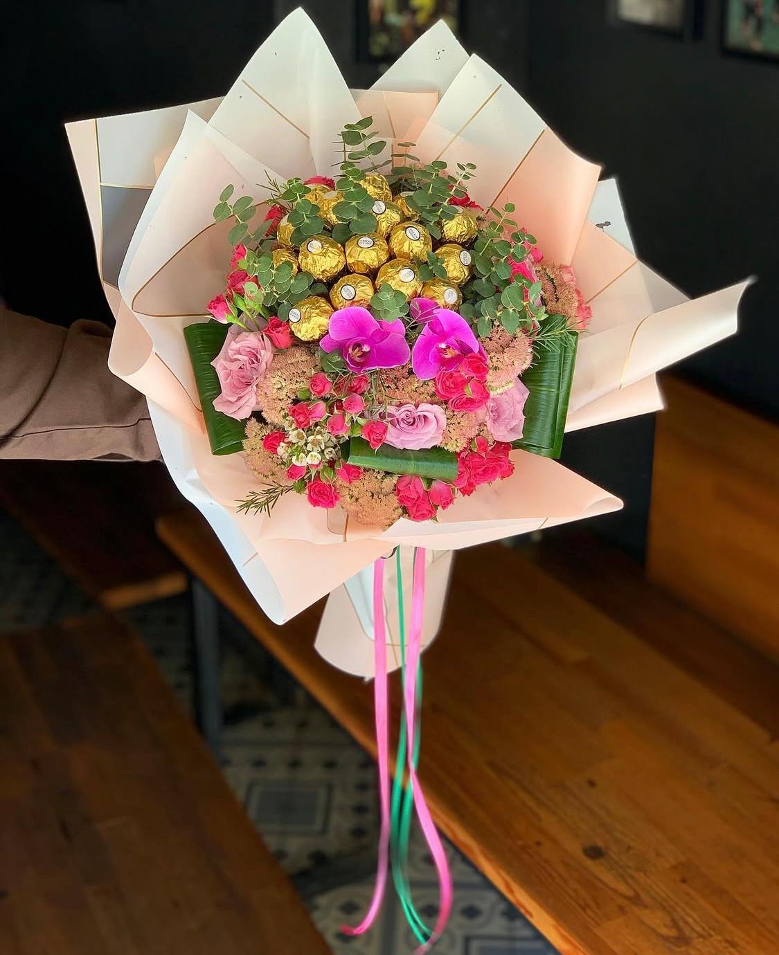 Altın Dokunuş – Çikolata ve Çiçek Aranjmanı